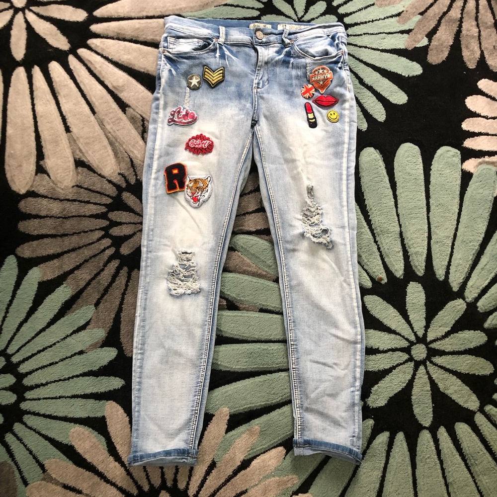 Distressed jeans with patches